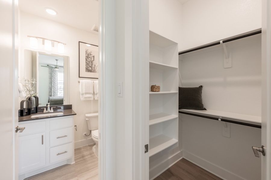 Representative furnished interior of a home built from the Fulbright by Tri Pointe Homes in Sienna 60’, Missouri City (Image 47).