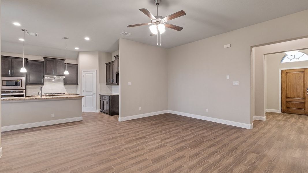 Spacious, unfurnished interior of a new home in Lakeview Pointe, Grand Prairie (Image 15).
