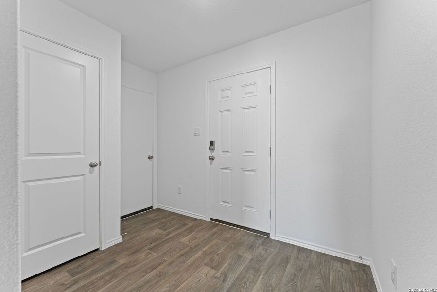 Spacious, unfurnished interior of a new home in Avenida, Converse (Image 19).