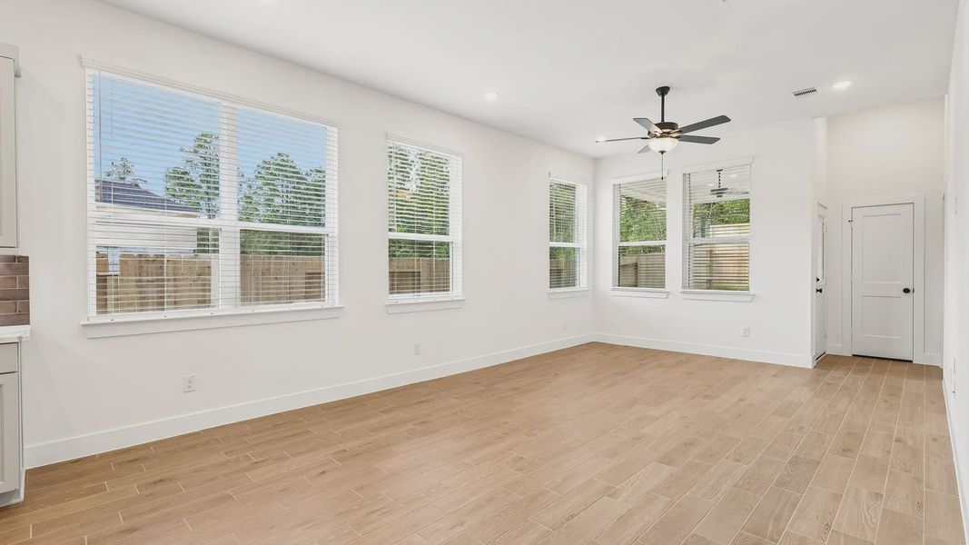 Spacious, unfurnished interior of a new home in Evergreen 40s, Conroe (Image 12).