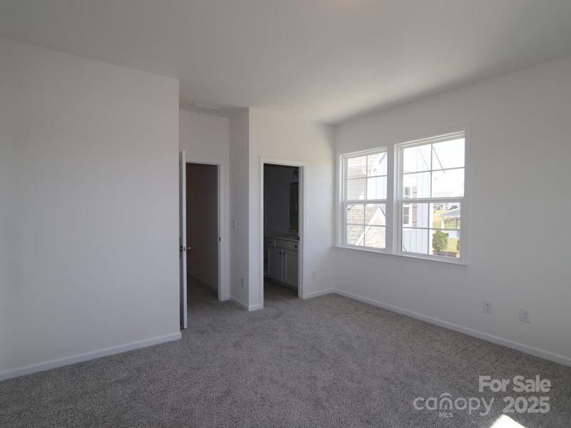 Secondary bedroom with private bathroom Secondary bedroom with private bathroom