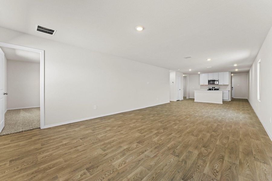 Spacious, unfurnished interior of a new home in Ladera, Luling (Image 16).