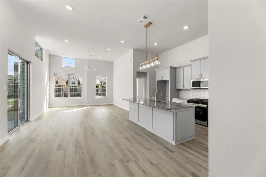 06. 628 Oakridge - Entry (2) 06. 628 Oakridge - Entry (2)