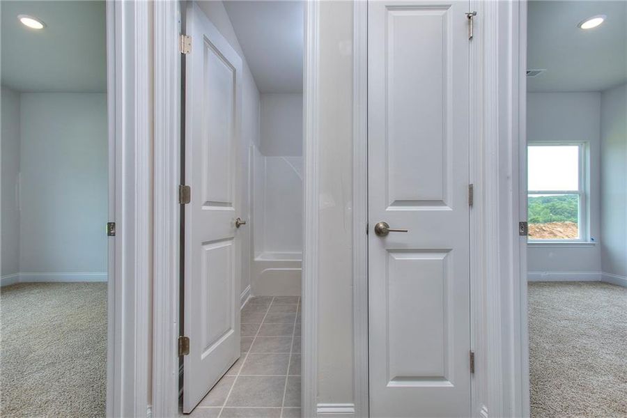 Spacious, unfurnished interior of a new home in , Homer (Image 26).