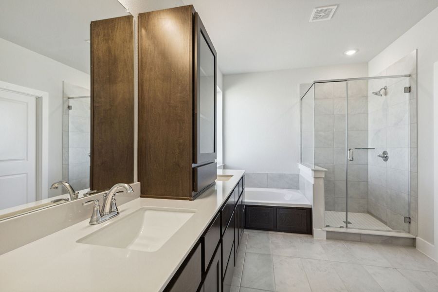 Representative furnished interior of a home built from the Cardinal by Centre Living Homes in Dove Hollow, Waxahachie (Image 10).
