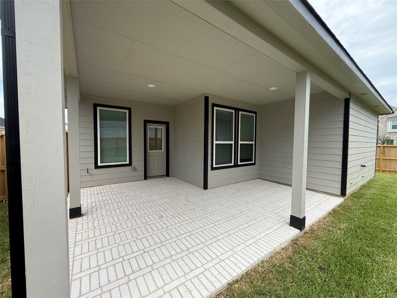 Exterior details and patio area of a home in Huntington Place, Rosharon (Image 3). Exterior details and patio area of a home in Huntington Place, Rosharon (Image 3).