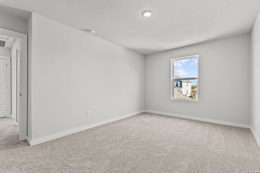 Spacious, unfurnished interior of a new home in Hacienda, San Antonio (Image 11).
