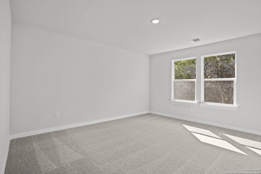 Spacious, unfurnished interior of a new home in Rosemont Hill, San Antonio (Image 20).