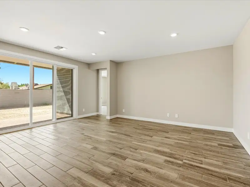 Spacious, unfurnished interior of a new home in Legacy Place, Glendale (Image 10).