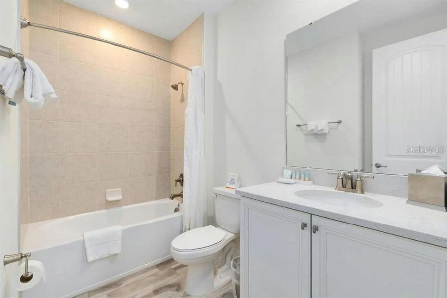 Furnished interior view inside a new home in , Kissimmee (Image 13).