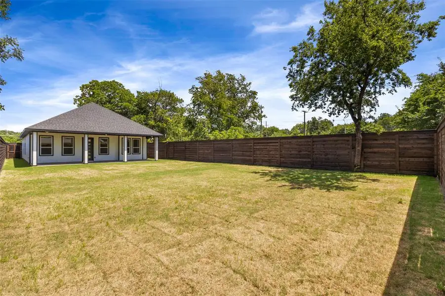 Exterior details and patio area of a home in , Dallas (Image 3).