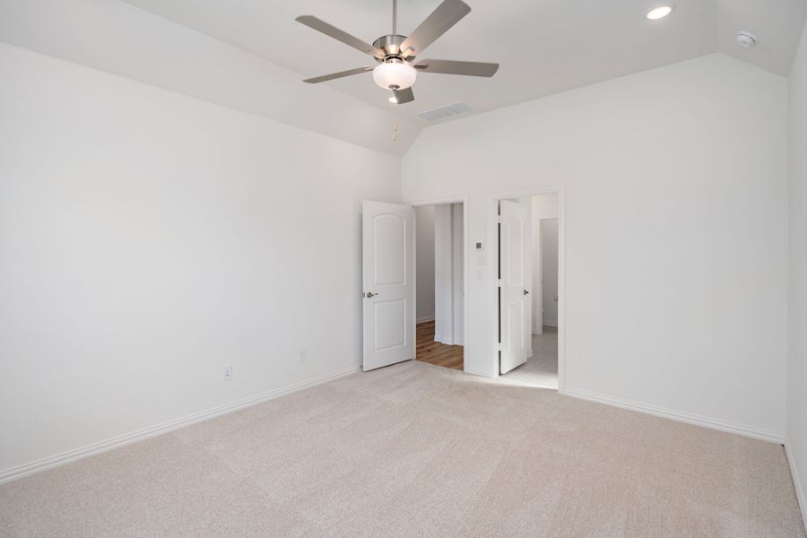 Spacious, unfurnished interior of a new home in Edgewater, Fate (Image 24).