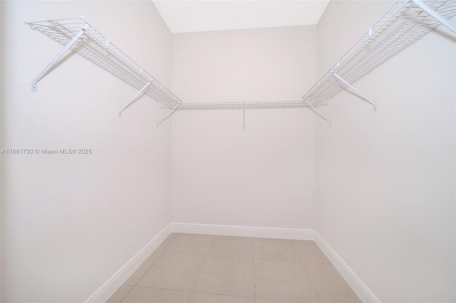 Spacious, unfurnished interior of a new home in , Kissimmee (Image 20).