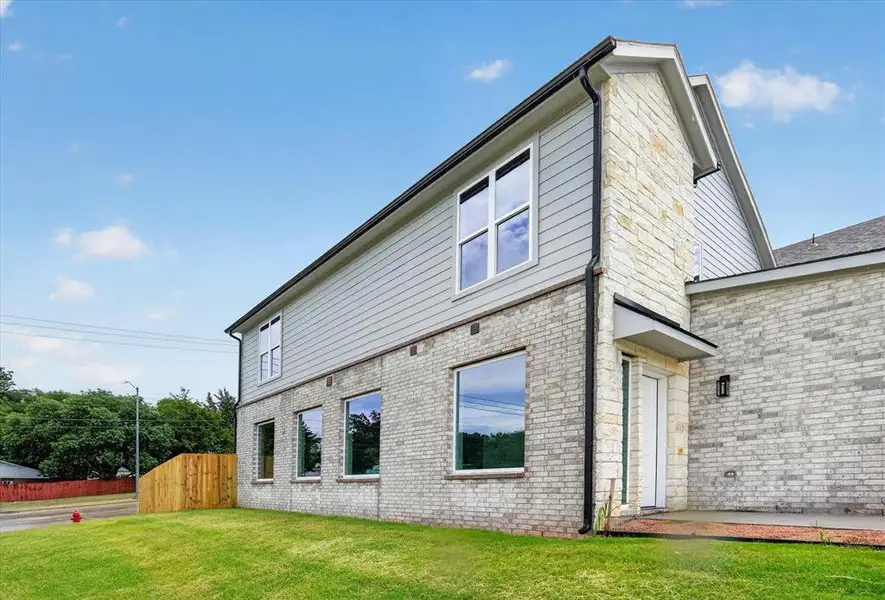 Exterior details and patio area of a home in , Grand Prairie (Image 22).