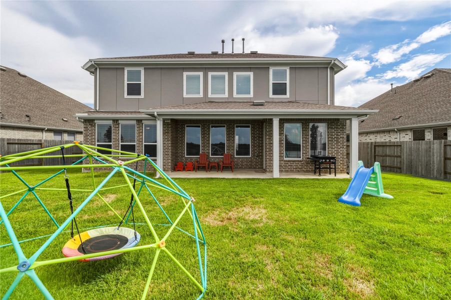 Exterior details and patio area of a home in Samara, League City (Image 4).