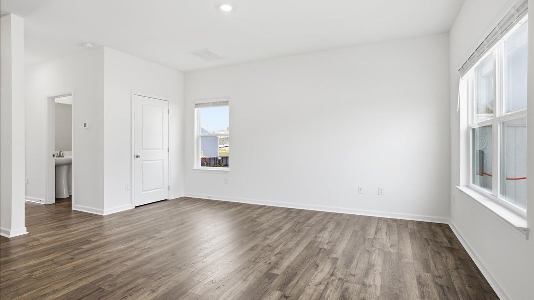 Spacious, unfurnished interior of a new home in Cherokee Crossing, Kodak (Image 14).