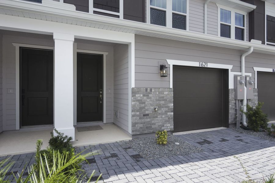 Exterior details and patio area of a home in Towns at Greenleaf, Oviedo (Image 27).