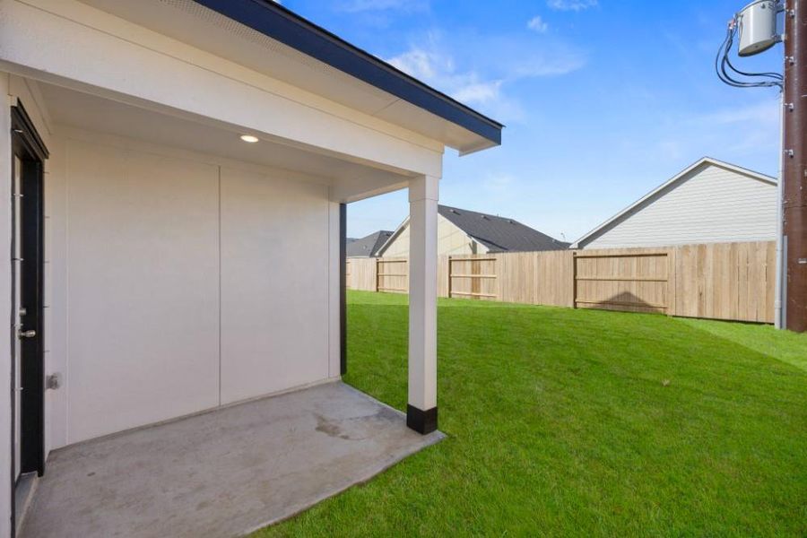 Exterior details and patio area of a home in Ashland, Angleton (Image 3).