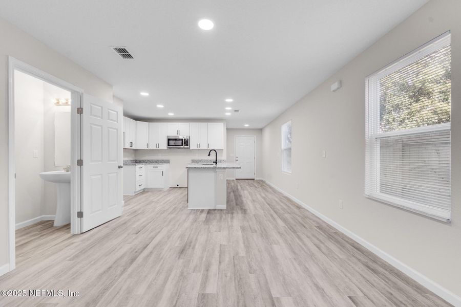 Spacious, unfurnished interior of a new home in , Jacksonville (Image 24).