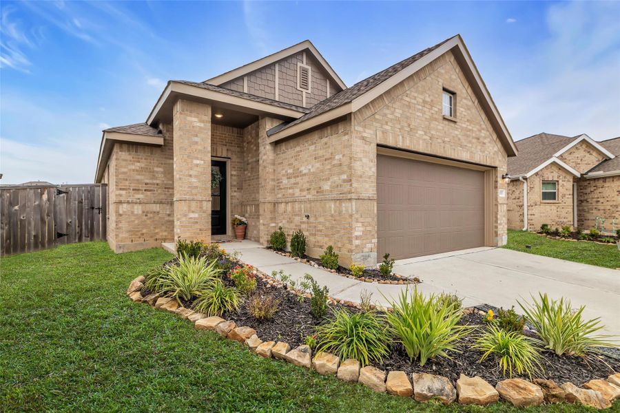 Welcome to 3003 Halleton Court. A beautiful 3 bedroom 2 full bath home located in the desirable neighborhood of Royal Brook of Kingwood. Close to all of Kingwood's amenities; the Town Center, restaurants, and shopping.
