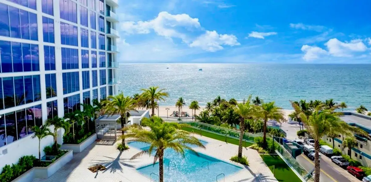 Condo located in Fort Lauderdale, FL showcasing its design and architecture (Image 3).