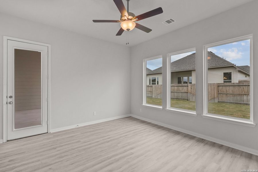 Spacious, unfurnished interior of a new home in Buffalo Crossing, Cibolo (Image 33).