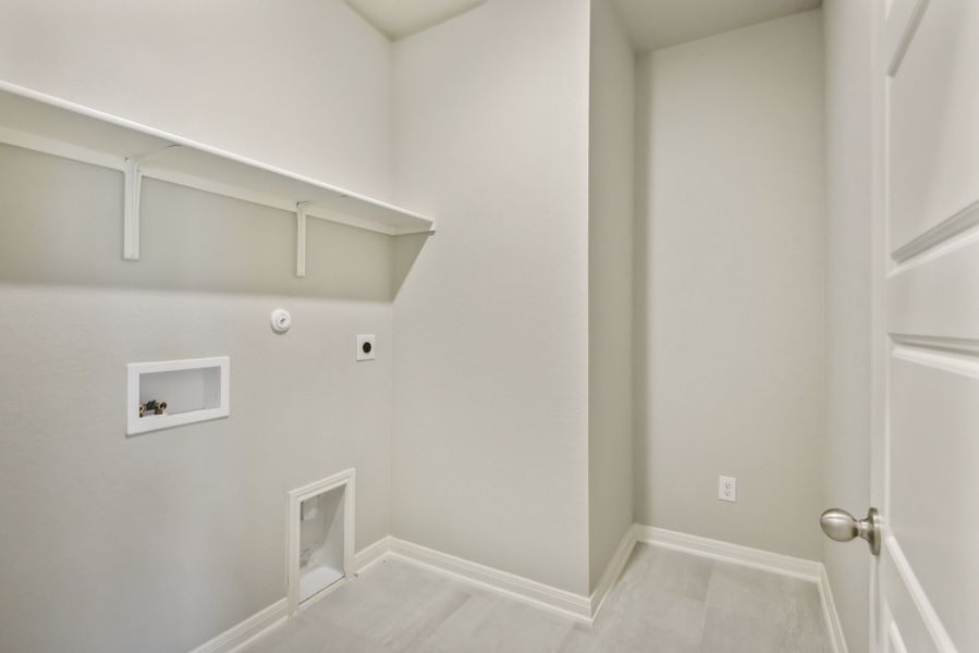 Spacious, unfurnished interior of a new home in Lexington Parke, Del Valle (Image 22).