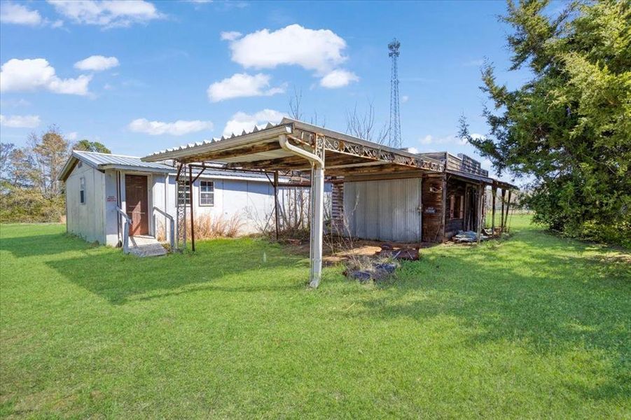 Exterior details and patio area of a home in , Pittsburg (Image 3).