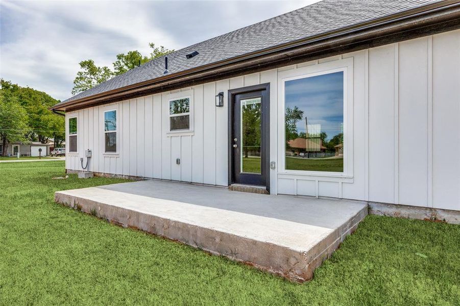 Exterior details and patio area of a home in , Granbury (Image 3).