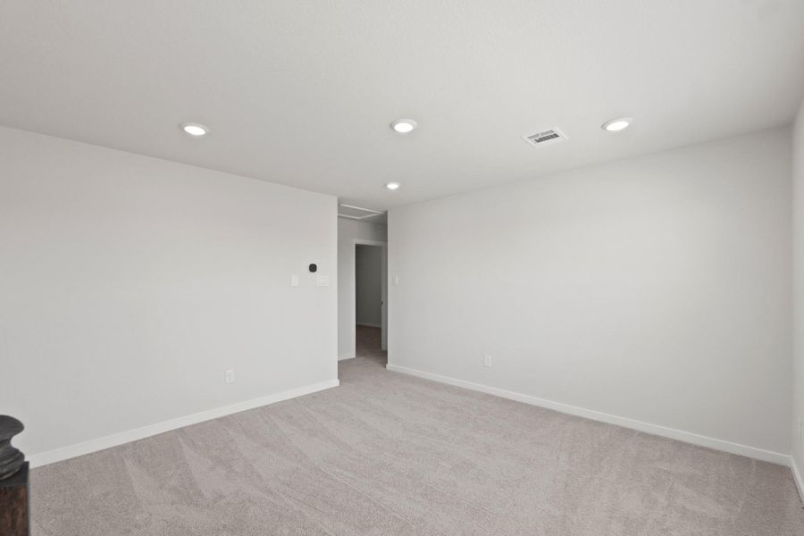 Spacious, unfurnished interior of a new home in River Ranch Trails, Dayton (Image 15).