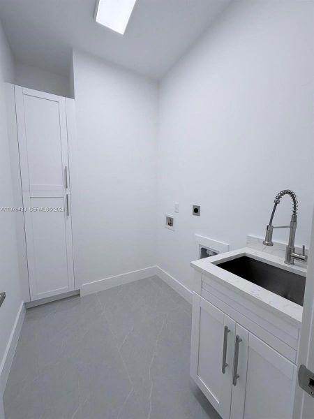 Furnished interior view inside a new home in , Cape Coral (Image 15).