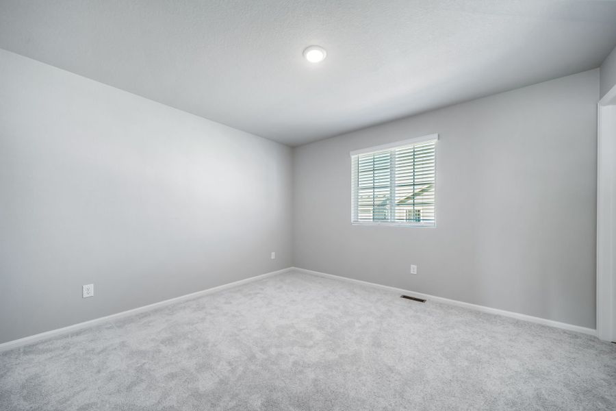 Spacious, unfurnished interior of a new home in Thompson River Ranch, Johnstown (Image 28).