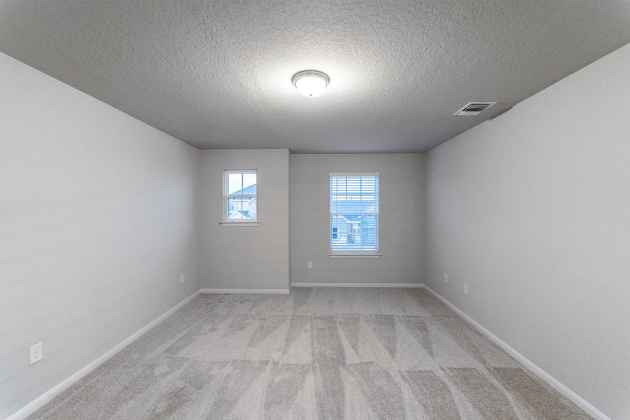 Spacious, unfurnished interior of a new home in Hennersby Hollow, San Antonio (Image 21).