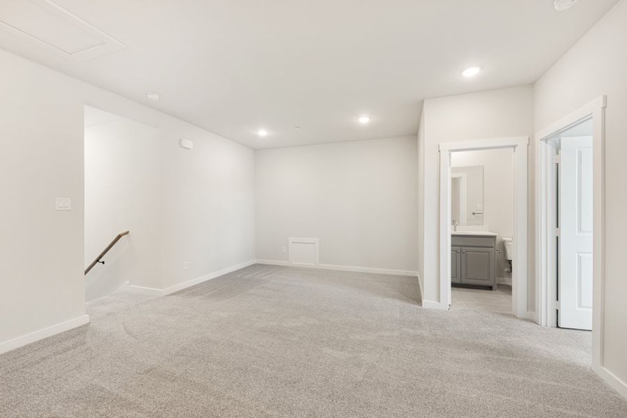 Spacious, unfurnished interior of a new home in Cottonwood Creek, Rowlett (Image 43).