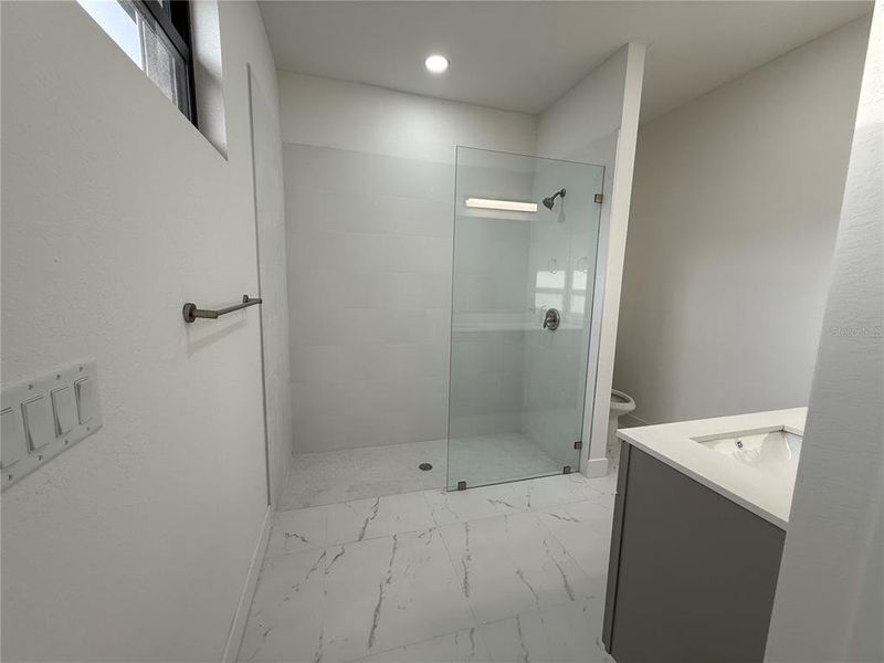 Spacious, unfurnished interior of a new home in , Lehigh Acres (Image 9).