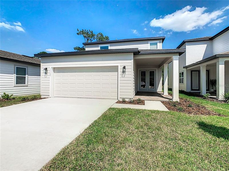 Exterior details and patio area of a home in , Winter Garden (Image 4).