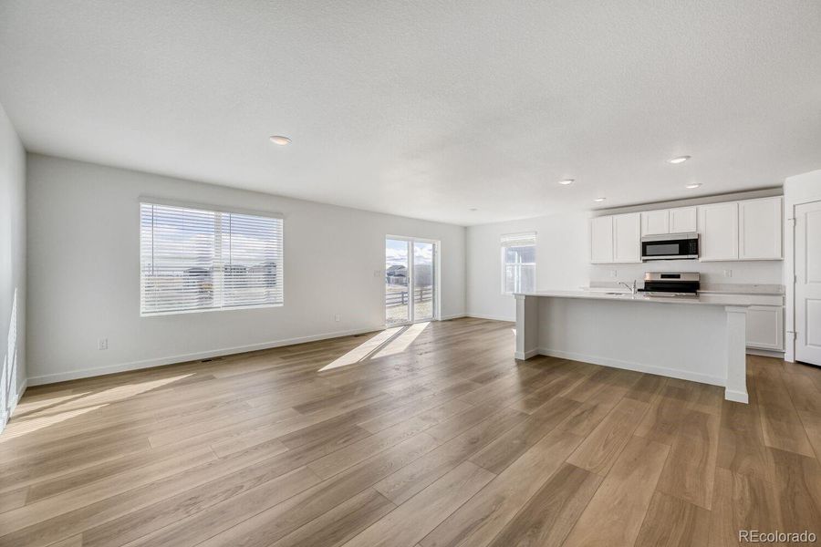 Spacious, unfurnished interior of a new home in Percheron, Colorado Springs (Image 10).