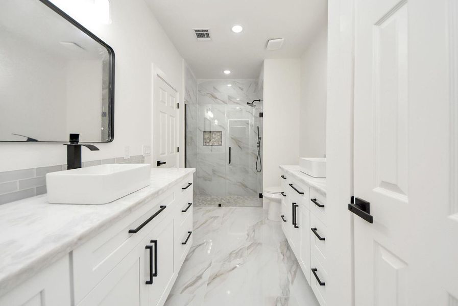 Furnished interior view inside a new home in , Conroe (Image 10).