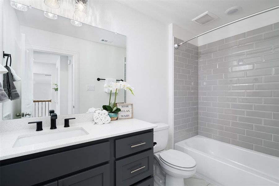 Secondary bath with tub/shower combo