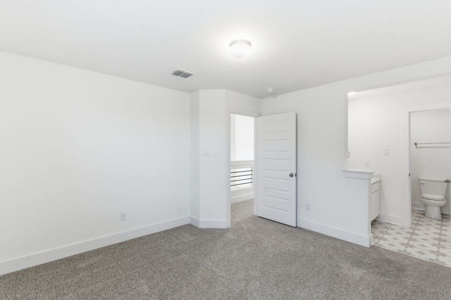 Spacious, unfurnished interior of a new home in Buffalo Crossing, Cibolo (Image 34).