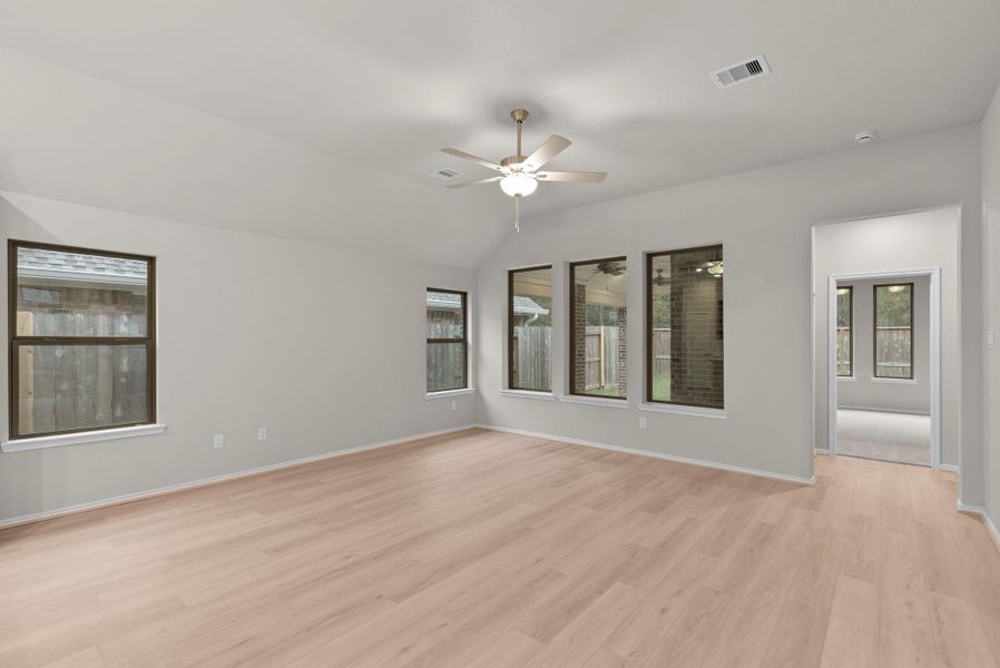 Spacious, unfurnished interior of a new home in The Highlands 45', Porter (Image 20).