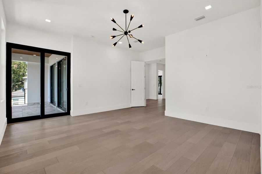 Spacious, unfurnished interior of a new home in , Tampa (Image 11).