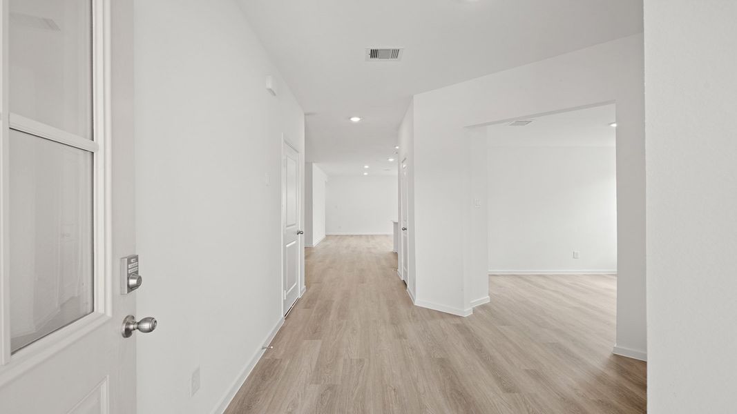 Spacious, unfurnished interior of a new home in Chapel Lakes, Montgomery (Image 12).