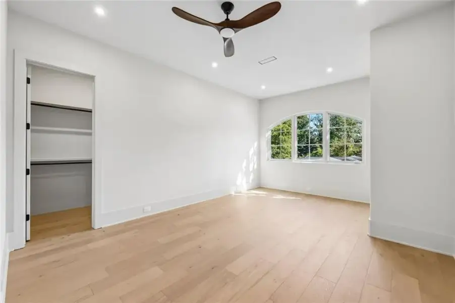 Spacious, unfurnished interior of a new home in , Alpharetta (Image 90).