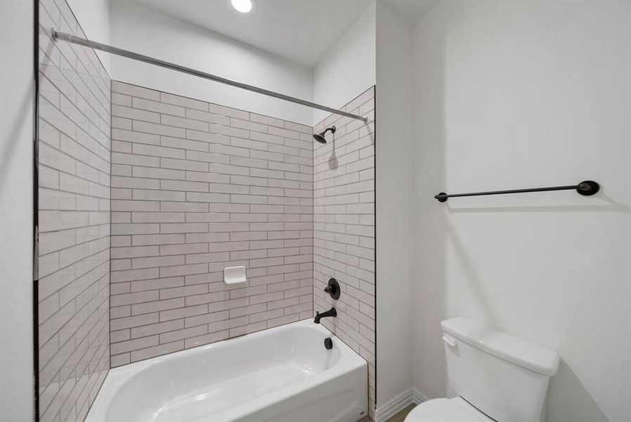 Furnished interior view inside a new home in , Waxahachie (Image 7).