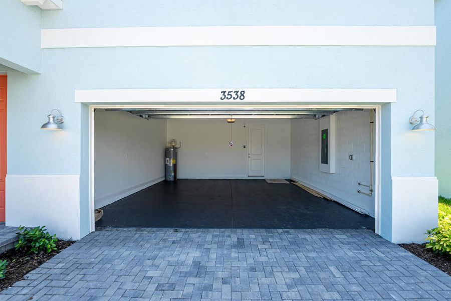 Spacious, unfurnished interior of a new home in , Fort Pierce (Image 20).