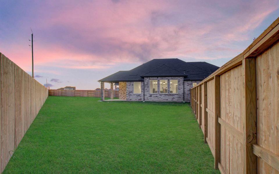 Exterior details and patio area of a home in Blue Heron, Mont Belvieu (Image 4).