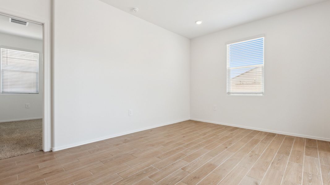 Spacious, unfurnished interior of a new home in Rio Rancho Estates, Wittmann (Image 13).