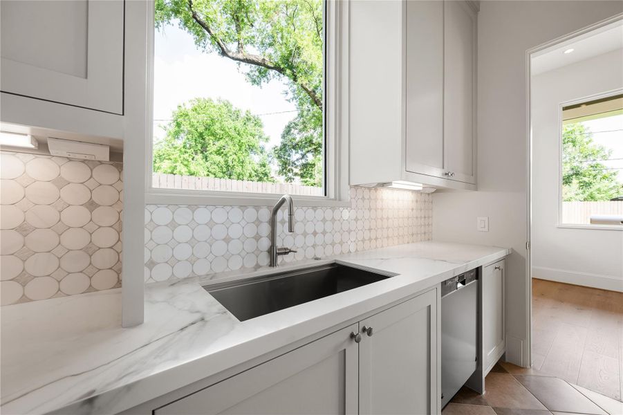 Natural lighting and easy access to both the breakfast room and dining room make this scullery an amazing high-end add for your home.