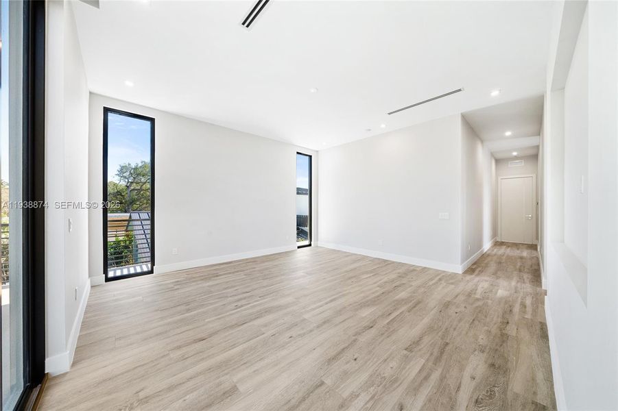 Spacious, unfurnished interior of a new home in , Fort Lauderdale (Image 30).